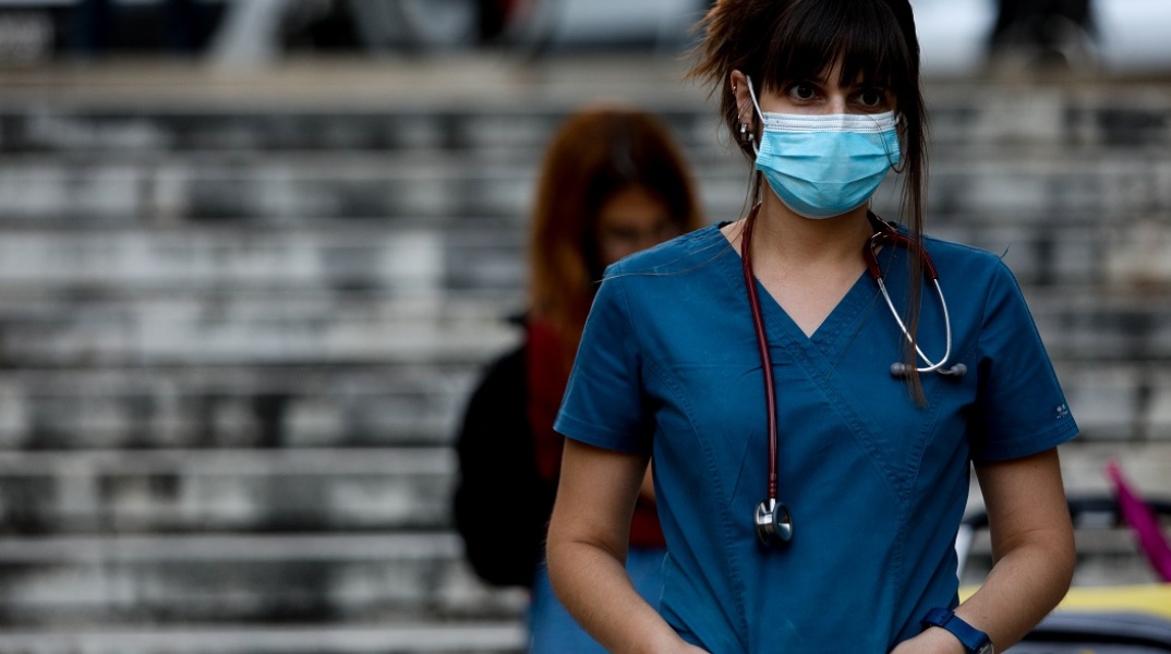 Νοσηλεύτρια με μάσκα