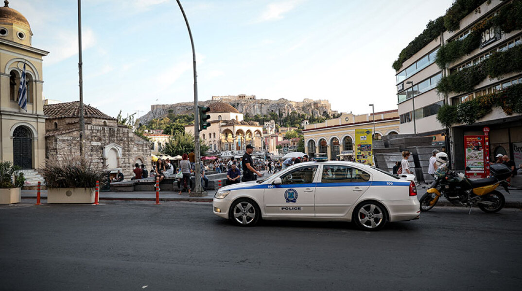 Κορωνοϊός: Περιπολικό της Αστυνομίας στην κεντρική πλατεία στο Μοναστηράκι - Αστυνομικοί καλούν τους πολίτες να αποφεύγουν τον συγχρωτισμό και να τηρούν τις αποστάσεις