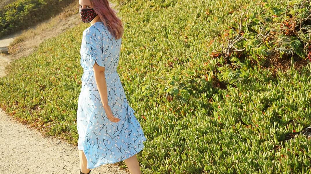 Πώς να αποφύγετε τις εξάρσεις της ακμής όταν φοράτε μάσκα 