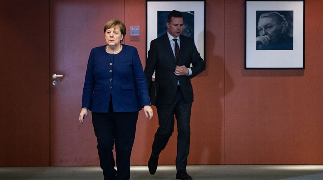 Η καγκελάριος της Γερμανίας Άνγκελα Μέρκελ και ο Γερμανός κυβερνητικός εκπρόσωπος Στέφεν Ζάιμπερτ
