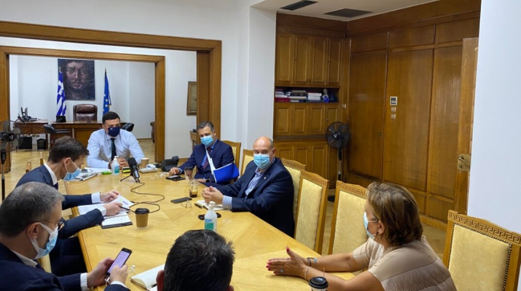 Σύσκεψη για τις ΜΕΘ υπό τον Βασίλη Κικίλια
