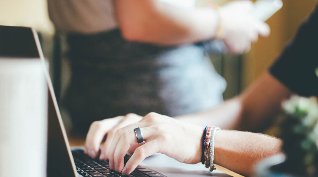 Τηλεργασία: Το νέο μέτρο για τον κορωνοϊό στην Αττική προβλέπει υποχρεωτική εξ αποστάσεως εργασία για το 40% του προσωπικού σε μια επιχείρηση