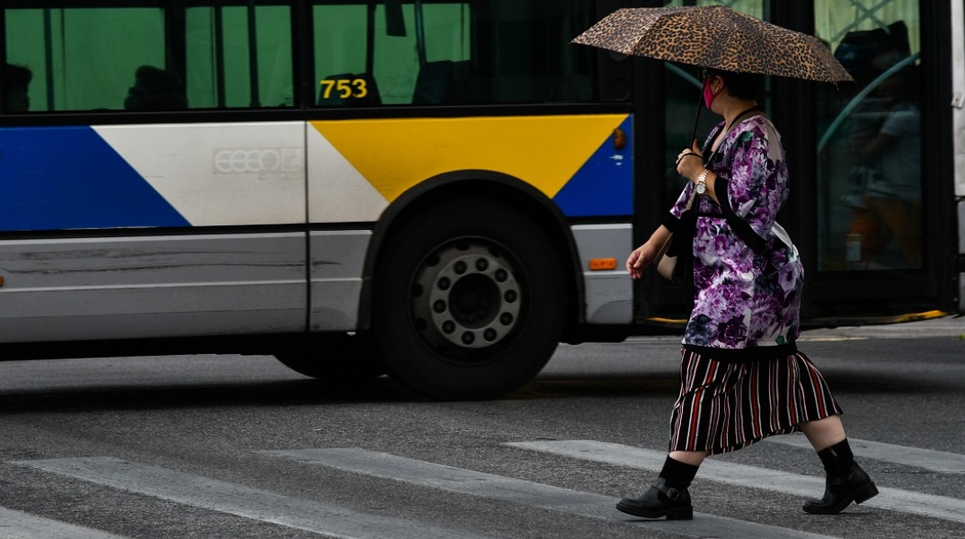 Κυρία με ομπρέλα στο κέντρο της Αθήνας 