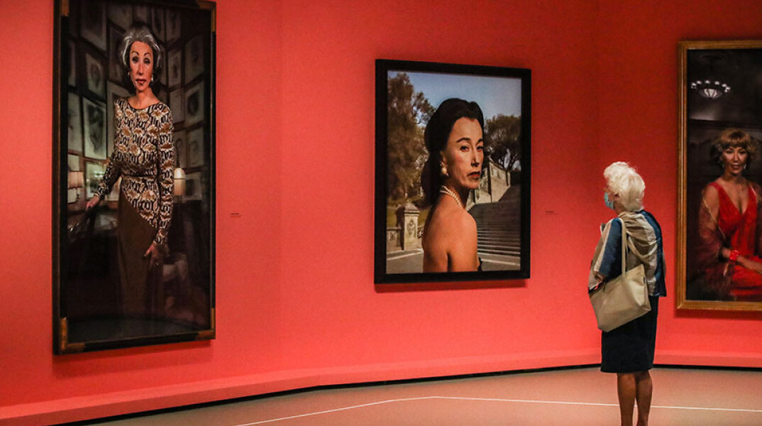 Επισκέπτης με μάσκα για τον κορωνοϊό σε έκθεση στο Παρίσι - Πάνω από 16.000 οι νέες μολύνσεις Covid-19 την Πέμπτη 24 Σεπτεμβρίου 2020