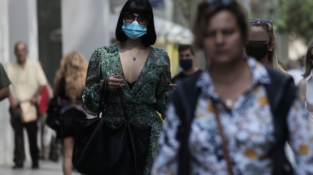 Γυναίκα με μάσκα στο κέντρο της Αθήνας