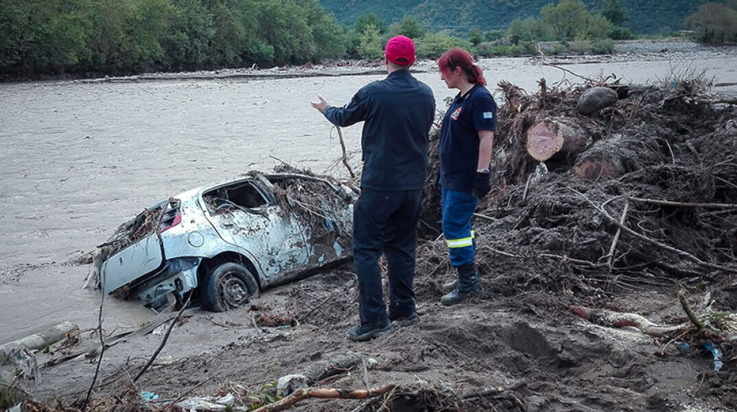 Μουζάκι - Καρδίτσα: Το αυτοκίνητο στο οποίο επέβαινε η 43χρονη και παρασύρθηκε από τα ορμητικά νερά
