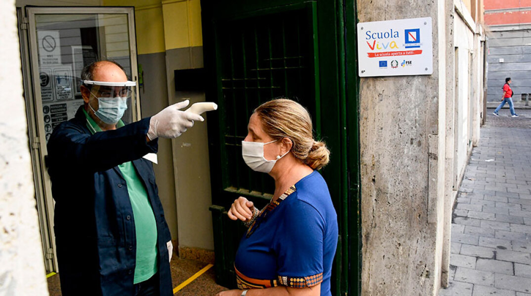 Κορωνοϊός στην Ιταλία: Θερμομέτρηση δασκάλας έξω από σχολείο στη Νάπολη - Υποχρεωτική έως και τις 4 Οκτωβρίου 2020 η μάσκα στους ανοικτούς χώρους
