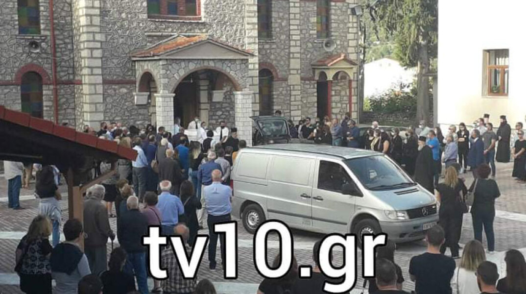 Συγγενείς και φίλοι στην κηδεία της 43χρονης στο Μουζάκι, η οποία έχασε τη ζωή της στην κακοκαιρία «Ιανός»