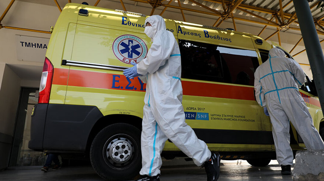 Τραυματιοφορείς με προστατευτικές στολές για τον κορωνοϊό στο νοσοκομείο «Ευαγγελισμός»