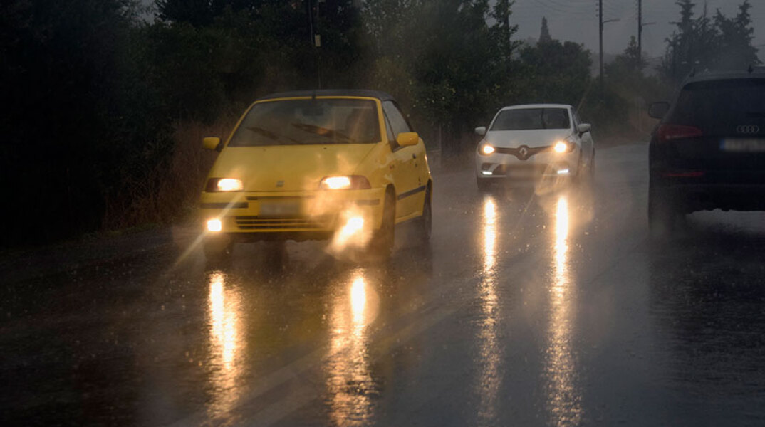 Αυτοκίνητα στη βροχή - Χαλάει ο καιρός το Σαββατοκύριακο