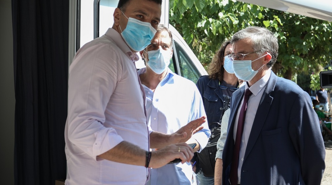 Ο υπουργός Υγείας Βασίλης Κικίλιας και ο λοιμωξιολόγος Σωτήρης Τσιόδρας 