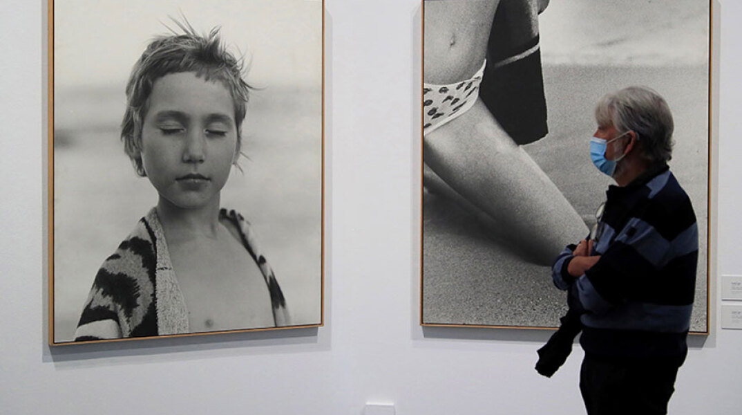 Μαδρίτη - Κορωνοϊός: Άνδρας με μάσκα σε έκθεση φωτογραφίας - Επεκτείνονται τα μέτρα καραντίνας και σε άλλες περιοχές της ισπανικής πρωτεύουσας