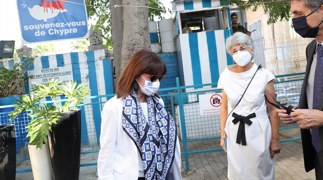 Η Κατερίνα Σακελλαροπούλου στη γραμμή κατάπαυσης του πυρός στη Λευκωσία