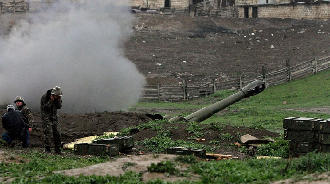 Πυροβολικό του στρατού της Αρμενίας ανταποδίδει τα πυρά κατά δυνάμεων του Αζερμπαϊτζάν στο Ναγκόρνο Καραμπάχ