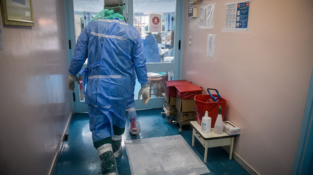 Γιατρός σε Εντατική νοσοκομείου με προστατευτική στολή για τον κορωνοϊό