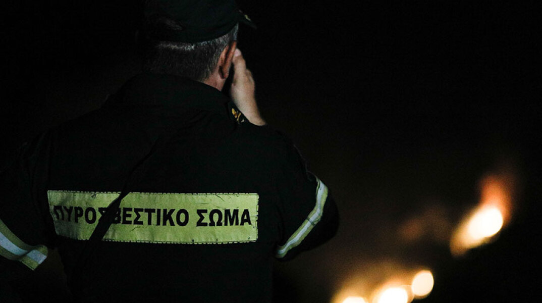 Πυροσβέστης παρακολουθεί το μέτωπο της φωτιάς - Κατασβέστηκε η πυρκαγιά στη χωματερή της Φυλής (ΦΩΤΟ ΑΡΧΕΙΟΥ) 