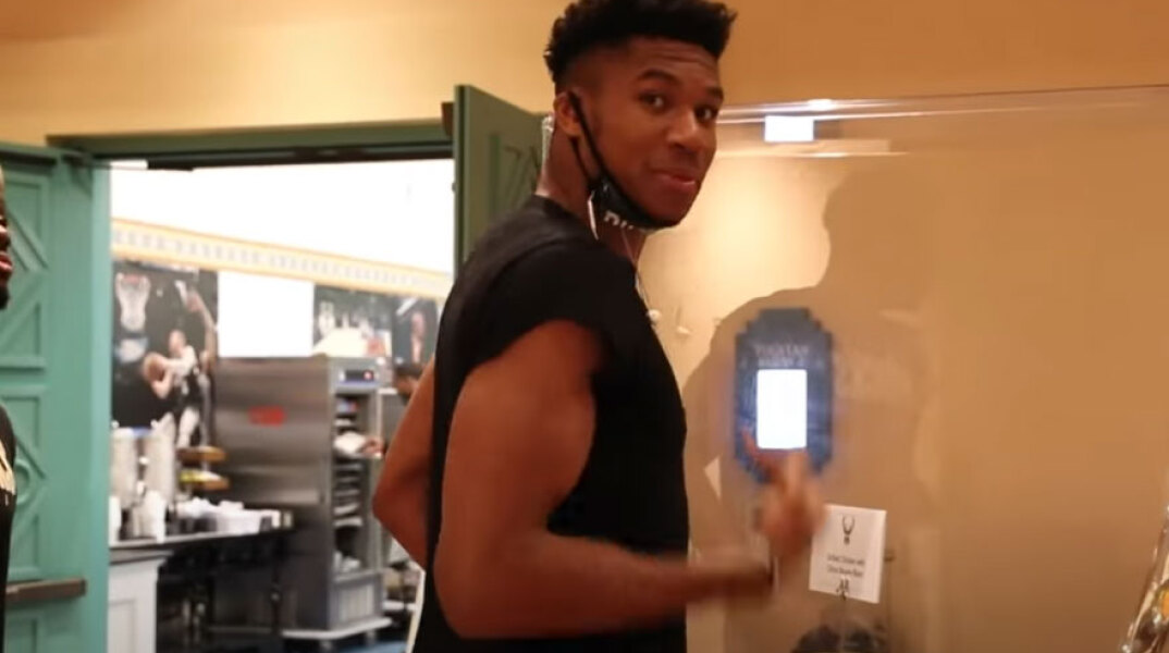 Ο Γιάννης Αντετοκούνμπο μιλά για την Τζένιφερ Άνιστον και προσπαθεί να πείσει τους συμπαίκτες του ότι είναι Ελληνίδα © YouTube