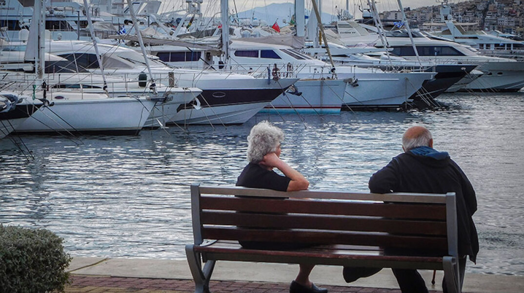 Ηλικιωμένοι σε παγκάκι στη Μαρίνα Αλίμου - Εξετάζεται να μπουν σε καραντίνα οι άνω των 65 για να προστατευτούν από τον κορωνοϊό