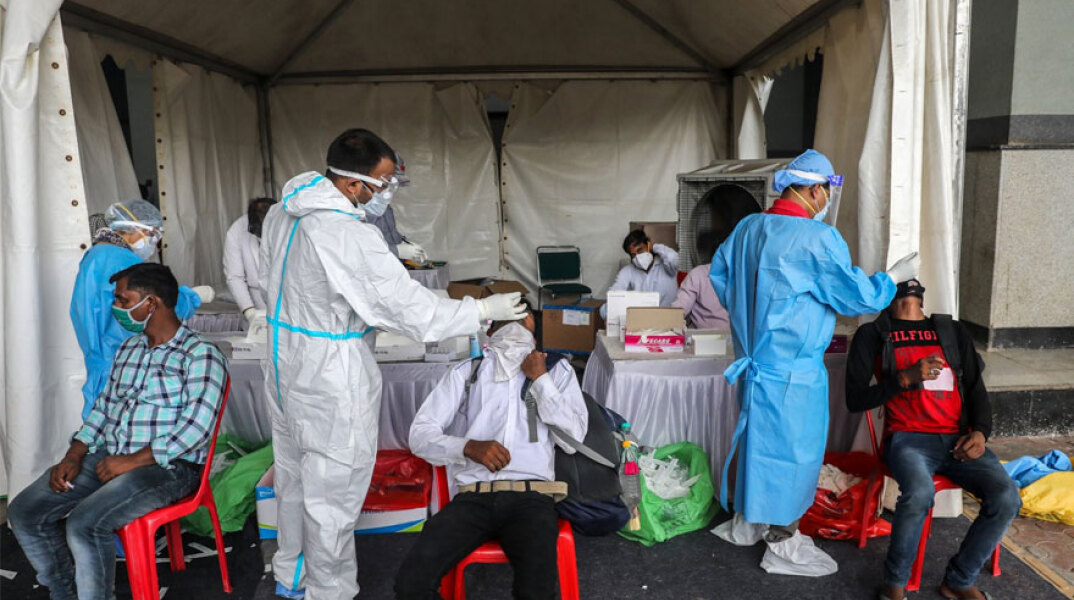 Έλεγχοι για κορωνοϊό από κλιμάκιο γιατρών στην Ινδία - Ξεπέρασαν παγκοσμίως το 1 εκατομμύριο οι νεκροί από Covid-19