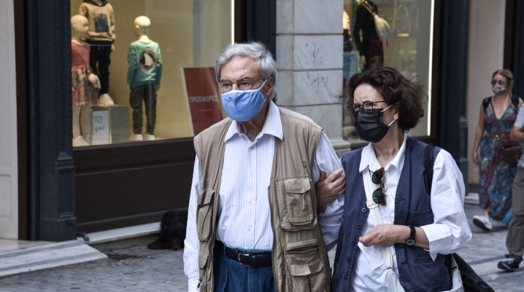 Σε ισχύ τα νέα μέτρα προστασίας κατά της πανδημίας στην περιφέρεια Αττικής, στιγμιότυπα από την καθημερινότητα