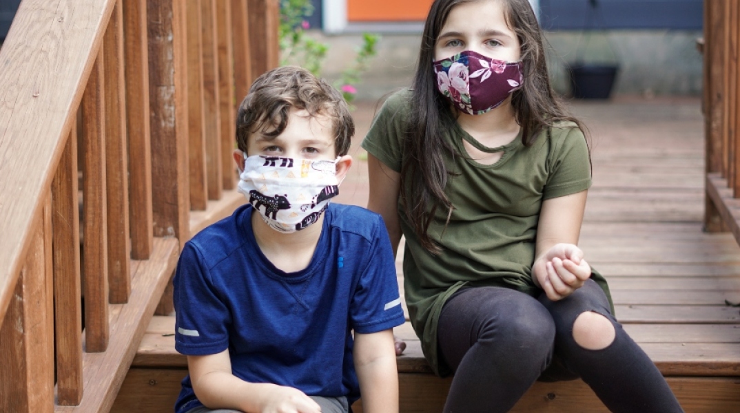 Παιδιά που φορούν μάσκα