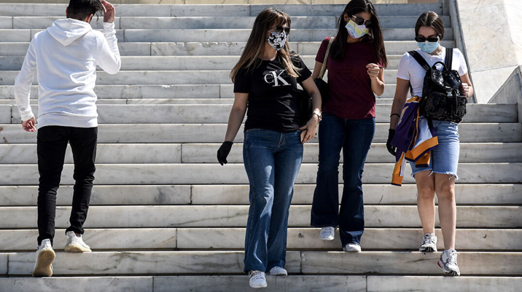 Άνθρωποι με μάσκα στην πλατεία Συντάγματος - 218 νέα κρούσματα κορωνοιού στην Ελλάδα ανακοίνωσε την Κυριακή 27 Σεπτεμβρίου 2020 ο ΕΟΔΥ