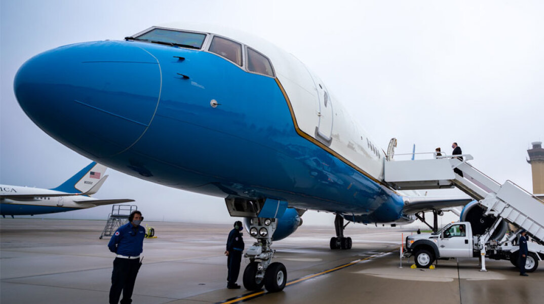 Το αεροσκάφος που μεταφέρει τον Μάικ Πομπέο στην Ελλάδα