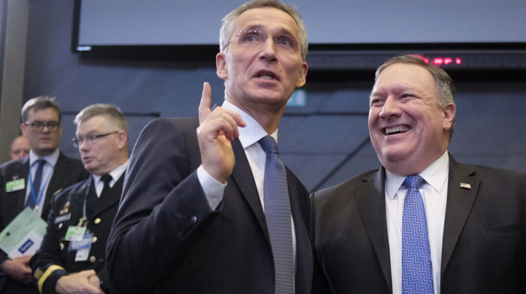 Ο γενικός γραμματέας του ΝΑΤΟ Γενς Στόλτενμπεργκ με τον Αμερικανό ΥΠΕΞ Μάικ Πομπέο