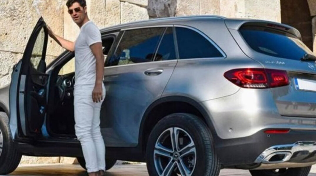 Ο Σάκης Ρουβάς με πολυτελές αυτοκίνητο έξω από το Ηρώδειο - Η ανάρτηση στα social media που προκάλεσε σάλο