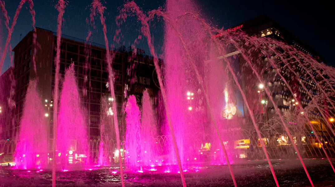Το συντριβάνι στην Ομόνοια έγινε ροζ για τον καρκίνο του μαστού, στο πλαίσιο του digital Race for the Cure 2020