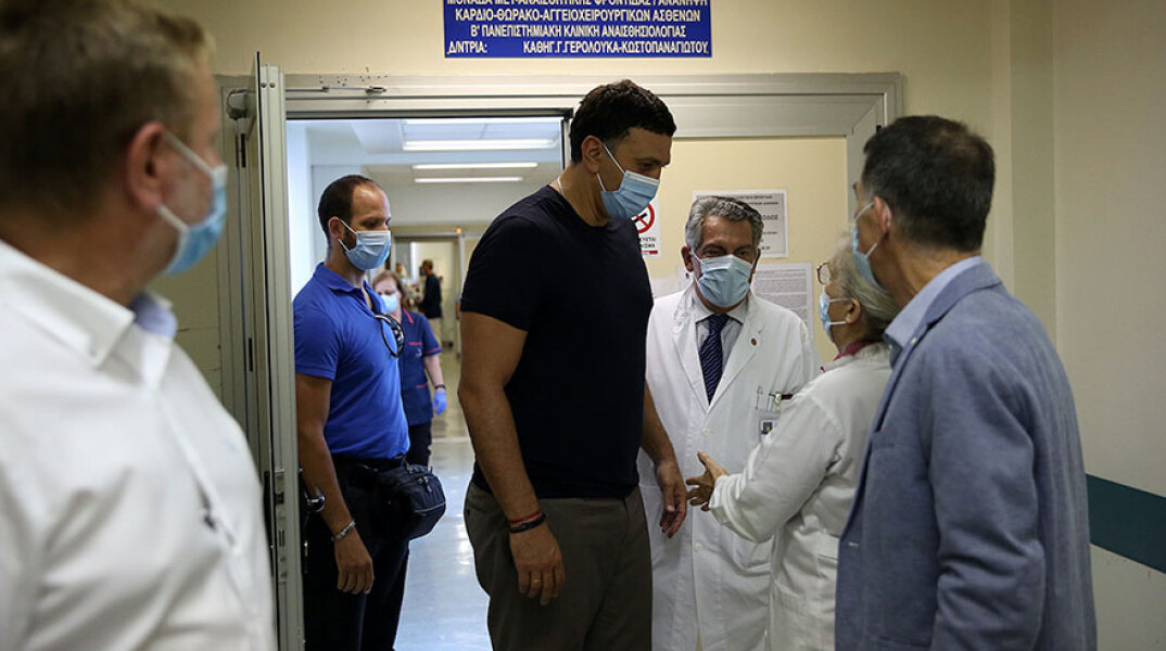 Βασίλης Κικίλιας - ΦΩΤΟ ΑΡΧΕΙΟΥ από την επίσκεψή του στο νοσοκομείο «Αττικόν»