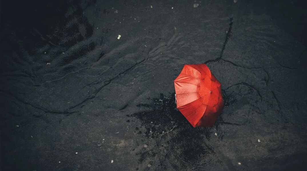 Ομπρέλα στη βροχή - Η ΕΜΥ επικαιροποιεί το έκτακτο δελτίο επικίνδυνων φαινομένων