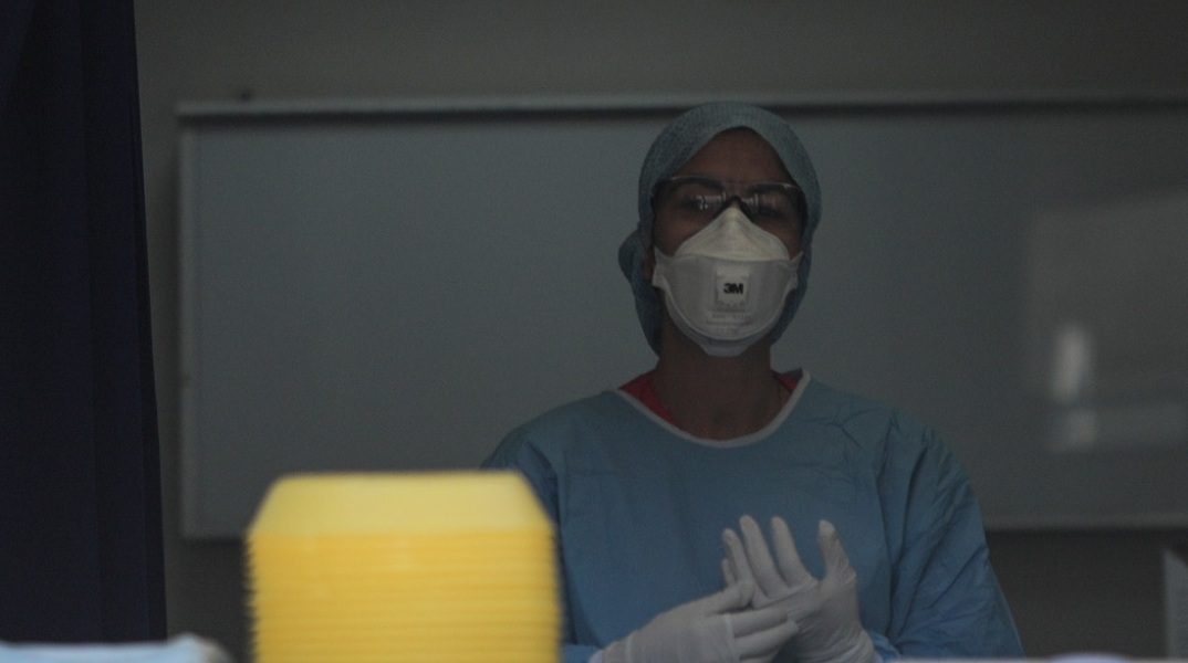 Νοσηλεύτρια με μάσκα 