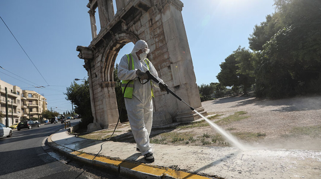 Κορωνοϊός στην Αθήνα: Απολύμανση από τον Δήμο Αθηναίων μπροστά στην Πύλη του Αδριανού