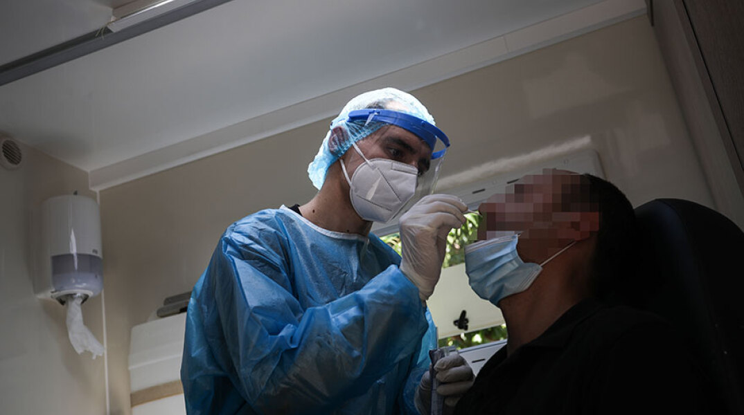 Έλεγχος με rapid test για τον κορωνοϊό στο κέντρο της Αθήνας από κλιμάκιο του ΕΟΔΥ