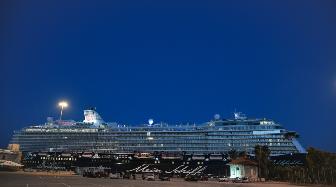 Το κρουαζιερόπλοιο Mein Schiff 6 στο λιμάνι του Πειραιά 