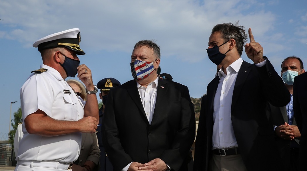Ο Κυριάκος Μητσοτάκης και ο Μάικ Πομπέο στη στρατιωτική βάση της Σούδας