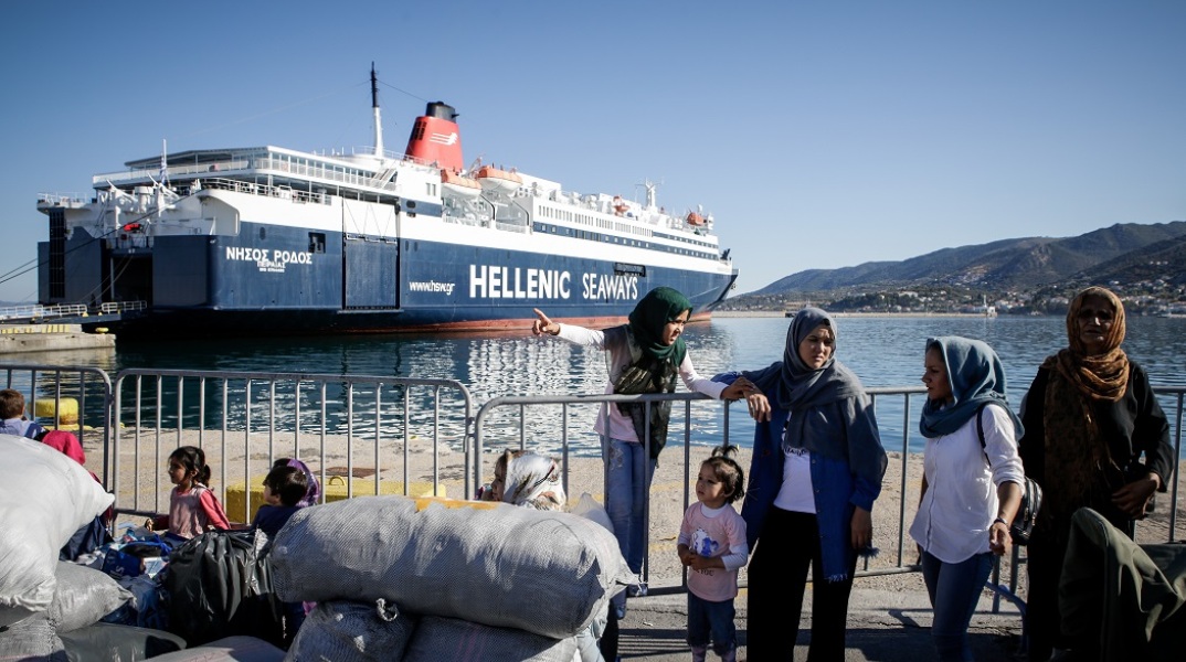 Πρόσφυγες εν αναμονή πλοίου 