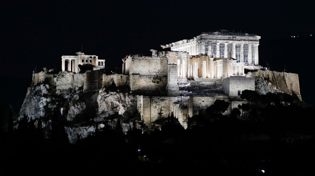 Μαγευτική η νυχτερινή όψη της Ακρόπολης μετά τον νέο φωτισμό της