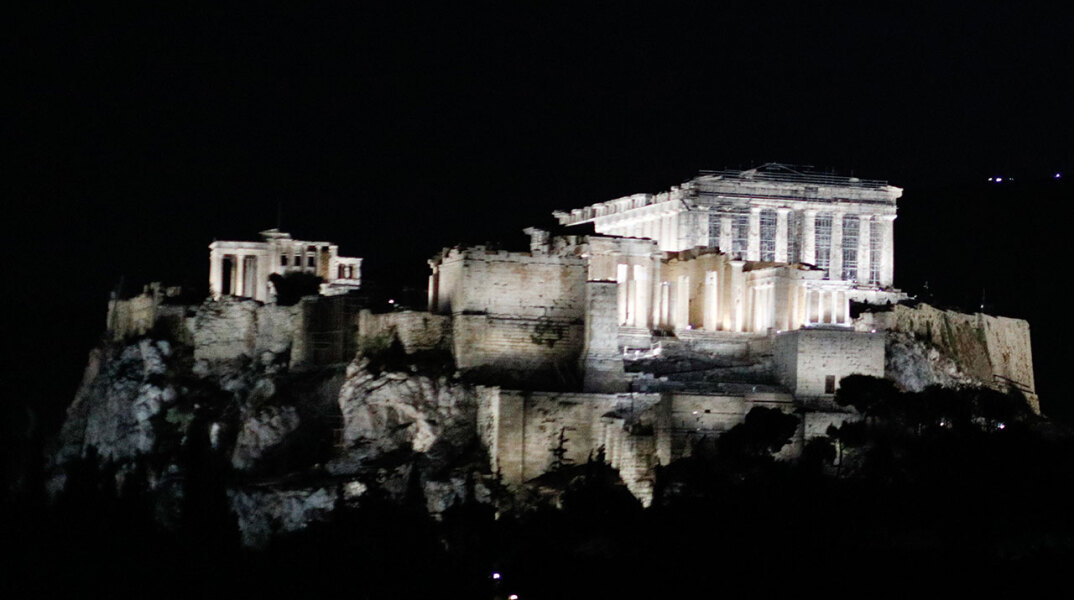 Μαγεύει ο νέος φωτισμός της Ακρόπολης