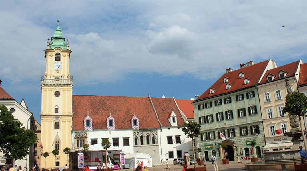 Κορωνοϊός στη Σλοβακία: Πολίτες σε πλατεία στην πρωτεύουσα Μπρατισλάβα
