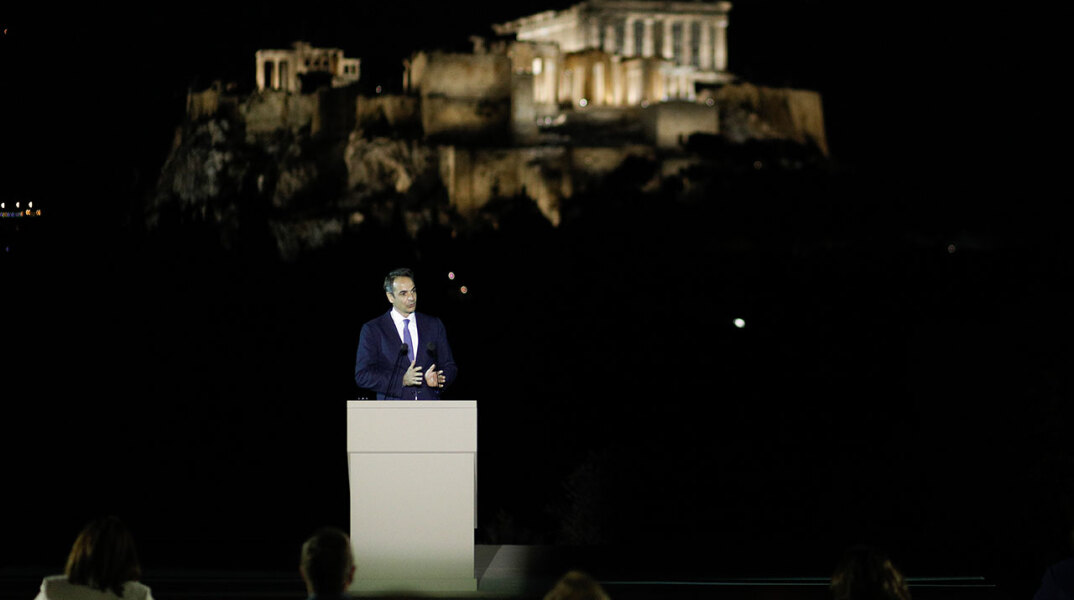 Ο Κυριάκος Μητσοτάκης στην τελετή φωταγώγησης της Ακρόπολης με φόντο τον Ιερό Βράχο που έχει πλέον νέο φωτισμό