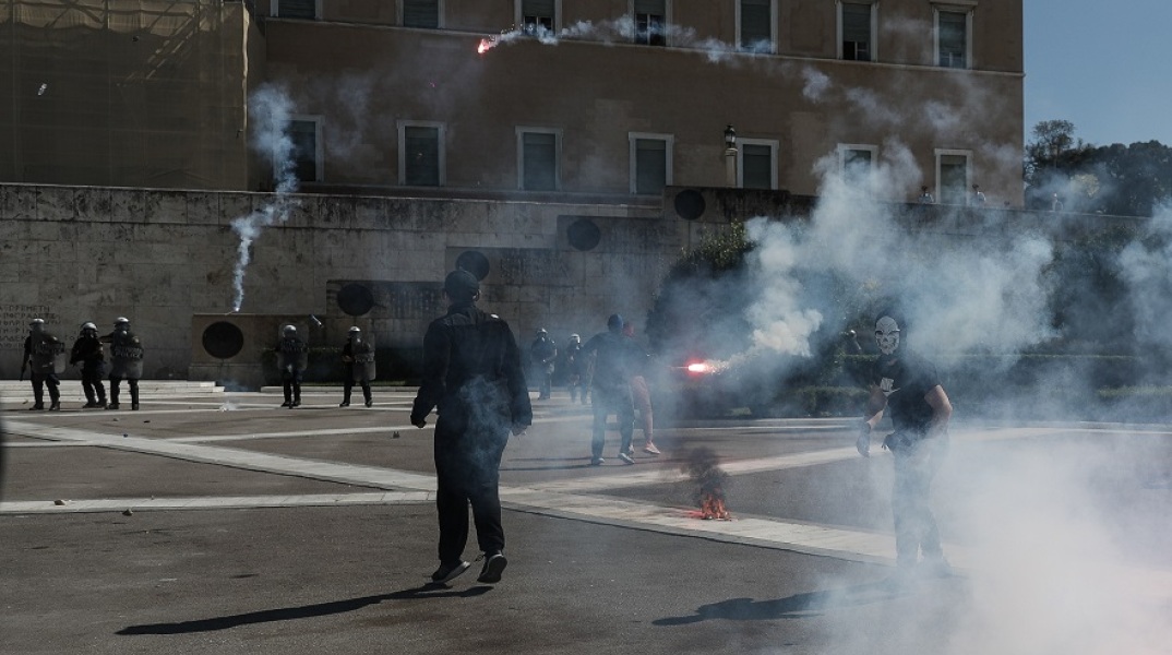 Επεισόδια στο πανεκπαιδευτικό συλλαλητήριο στο κέντρο της Αθήνας 