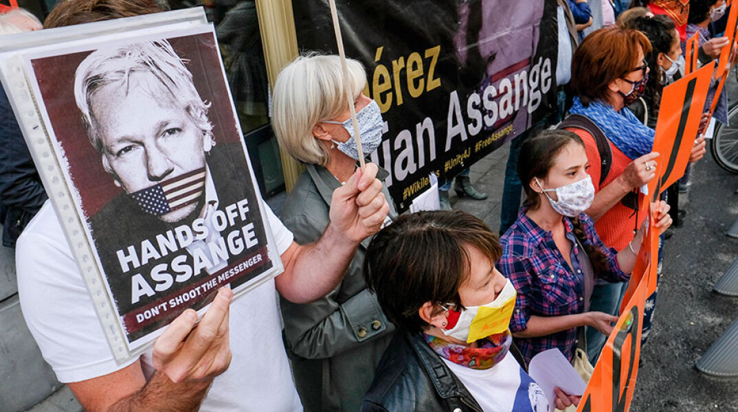Παράσταση διαμαρτυρίας για τη μη έκδοση του Τζούλιαν Ασάνζ στις ΗΠΑ
