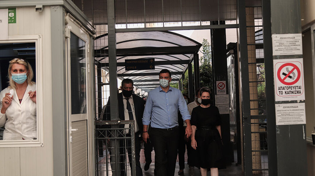 Ο υπουργός Υγείας Βασίλης Κικίλιας στο νοσοκομείο «Λαϊκό»