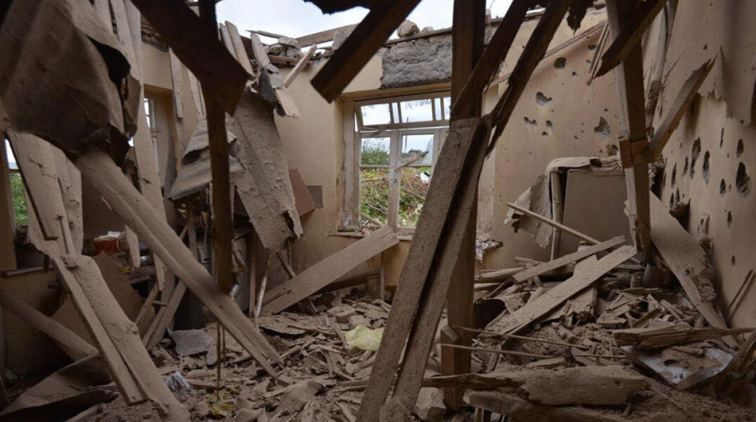 Κατεστραμμένο σπίτι μετά από βομβαρδισμό στο Ναγκόρνο-Καραμπάχ