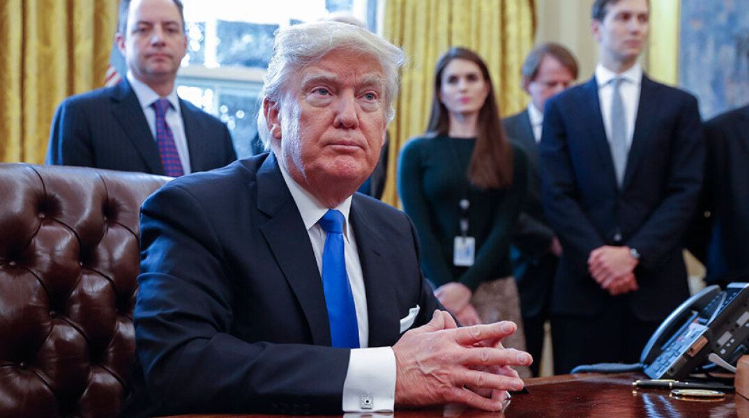 Ο Ντόναλντ Τραμπ στο Οβάλ Γραφείο - Στο πίσω μέρος η 31χρονη σύμβουλος Χόουπ Χικς