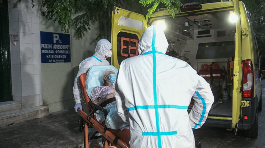 Μεταφορά ηλικιωμένου από τον Άγιο Παντελεήμονα