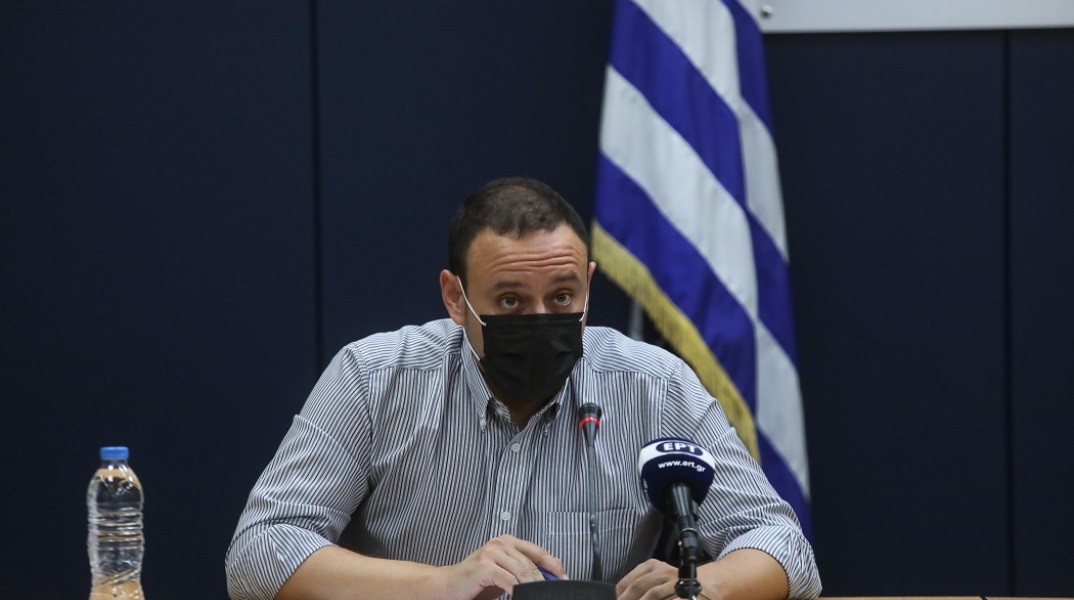 Ο Γκίκας Μαγιορκίνης στην ενημέρωση για τον κορωνοϊό