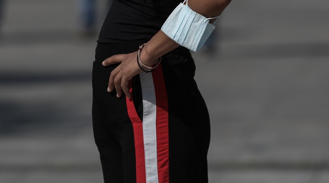 Μάσκα στο χέρι